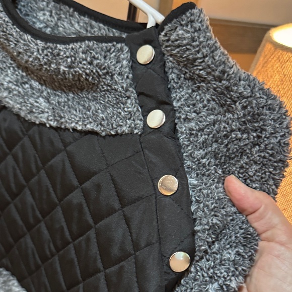 Cozy Black and Gray Button Down Women's Top Medium   A022 - Picture 3 of 8